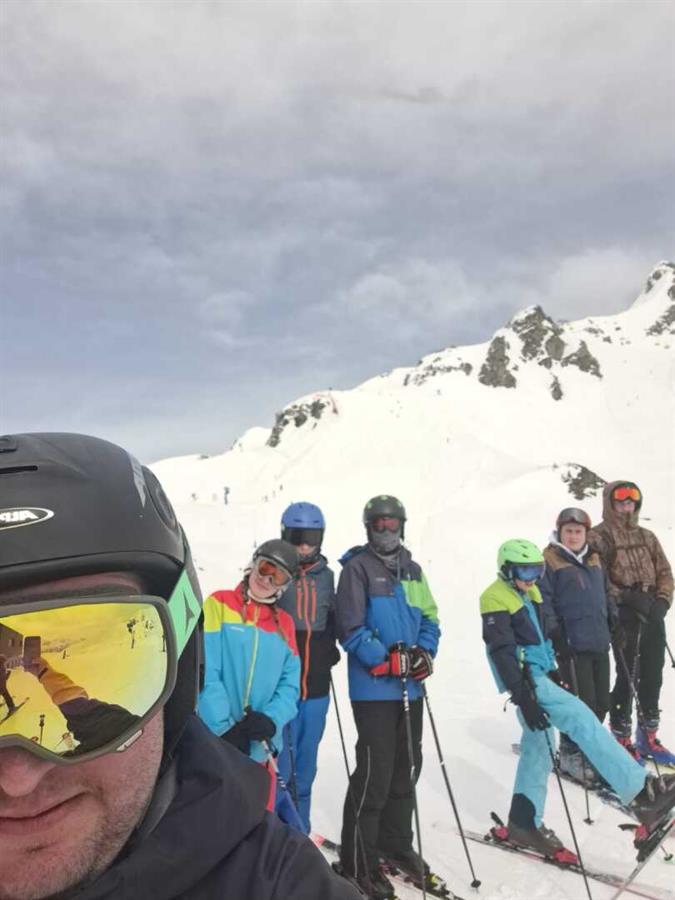 Eine Gruppe von Skifahrern auf einem verschneiten Berg